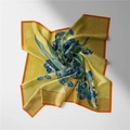 Vue détaillée de l'impression Iris de Van Gogh sur le tissu en soie de ce foulard - 53cm / Iris Jaune - Van Gogh