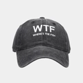 Detail der gewaschenen anthrazitgrauen Baumwoll-Basecap mit weißem WTF-Siebdruck-Logo - Verstellbar / Schwarz