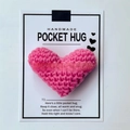 Cuore rosa fatto a mano all'uncinetto Pocket Hug su biglietto d'auguri con poesia - Stile Cuore / Rosa Rosso