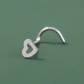 Vista macro de piercing de nariz en forma de L con diseño de corazón hueco en acero pulido - Plata Corazón