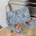 Borsa a spalla plissettata blu con texture invecchiata e catena a fiori argentati - Blu