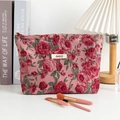 Nahaufnahme der rosa Kosmetiktasche mit Rosen-Jacquard, Markenlogo und Reißverschluss - L / Vintage Rote Rose (Groß)