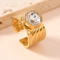 Bague large dorée avec un grand cristal rond et un design ouvert texturé sur pierre - Taille 8 (Réglable) / Blanc
