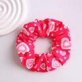 Detalle de coletero de tela rosa con estampados de corazones blancos y rosa claro - Serie Corazón-3 (Corazones Blancos Rosados)