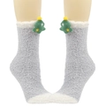 Details grauer Plüsch-Korallenvlies-Socken mit grünen Weihnachtsbäumen und weißem Kunstpelz - Weihnachtsbaum / Grau