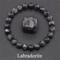 Vue de dessus d'un bracelet en perles de Labradorite naturelle avec pierre brute - Labradorite