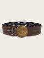 Détail d'une large ceinture en cuir PU marron avec boucle en laiton vintage et œillets - Café (1351)