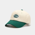 Detalle del parche bordado DUNK en una gorra vintage crema y verde oscuro - Crema/Verde Oscuro