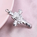 Anhänger Kreuz aus 304 Edelstahl in Silber mit Rosen gravur auf rosa Seidenhintergrund - Silber