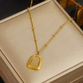 Elegante collana dorata con ciondolo rettangolare in pietra occhio di gatto su astuccio - Collana Quadrilatero Bianca (86417)