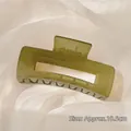 Dettaglio macro di un fermaglio per capelli quadrato verde oliva 10,5 cm su seta - Quadrato Verde