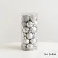 Detailansicht von 24 Stück 3cm silbernen und grauen Weihnachtskugeln in Zylinderverpackung - 3cm 24er Set / Silber