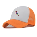 Detailansicht der Papageien-Stickerei auf einer orange-weißen Mesh-Trucker-Cap - Weiß + Orange