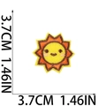 Detalle del parche bordado con forma de sol amarillo y naranja con medidas de 3,7 cm - Diseño de Sol
