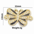 Makro-Detail von vergoldetem Schmetterlingsanhänger mit Emaille und Zirkonia, 22x13 mm - Stil 6 (Schwarz & Gold Emaille)