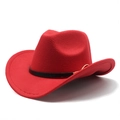 Detalle de sombrero de vaquero de fieltro rojo con banda negra y hebilla dorada - Rojo