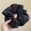 Chouchou noir élégant avec broderie de papillon et tissu en coton texturé de qualité - Chouchou Brodé Nœud Noir