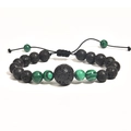 Détail du bracelet réglable en pierre de lave avec perles de malachite verte sur fond blanc - 04-Malachite