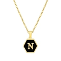 Collar de acero inoxidable chapado en oro 18K con letra N hexagonal en esmalte negro - Con cadena / Negro N