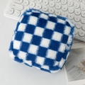 Detailopname van de blauw-witte schaakbord pluche tas op een schoon bureau-instelling - 12.5*5*12.5cm / Blauw-wit ruitje