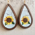 Minimalistische Holzohrringe in Tropfenform mit Sonnenblumenmuster und Goldhaken - Sonnenblume