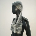Detailansicht des silbernen Netzkopfschmucks mit glitzernden Strasssteinen auf Mannequin - Silber