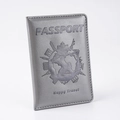 Nahaufnahme der silbernen PU-Reisepasshülle mit Weltkarte und geprägtem PASSPORT-Design - Grau