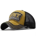 Detalle de la gorra trucker amarilla con bordado AFNY y visera de efecto desgastado - Amarillo