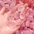 Cristaux de quartz rose polis en forme de cœur tenus en main pour le bien-être - Cœur en Quartz Rose 2-3cm