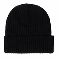 Detalle de la textura de punto grueso en un gorro de invierno clásico de color negro - Negro