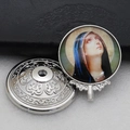 Détail macro d'un socle en métal argenté et d'un pendentif avec portrait religieux - Argent-3 (Portrait de la Vierge Marie)