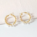 Elegantes pendientes de aro dorados con pequeñas perlas blancas y diseño de alambre - Blanco