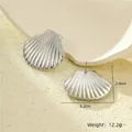 Elegantes pendientes de concha en forma de abanico de acero de titanio plateado para mujer - Oro de 18K / Plata (NMSE-D217-1)