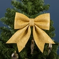 Grote gouden glinstering kerststrik ornament hangend aan een feestelijke dennentak - Kleine Stijl / Goud