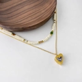 Collar de capas en oro de 18k con cuentas blancas y colgante de corazón púrpura - Juego en Capas de Cuentas y Colgante de Corazón