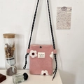 Dettaglio borsa a tracolla in peluche rosa con applicazione a margherita e corda - Jacquard Fiori Rosa