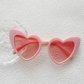 Rosa Herz-Sonnenbrille für Kinder mit dickem Kunststoffrahmen und getönten Gläsern - Großes Herz Solide Rosa