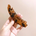 Nahaufnahme einer Bananenspange aus Kunstharz mit Schildpattmuster und feiner Verzahnung - Dunkler Kaffee Leopard