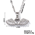 Dettaglio macro del ciondolo a cuore con ali d'angelo, zirconi e misure di 1,3x2,3 cm - Stile Argento (N01079-2)