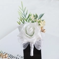 Eleganter handgefertigter Ansteckstrauß mit weißer Kunstrose, Blättern und Beeren - Weiß - Ansteckblume