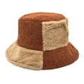 Dettaglio cappello alla pescatora invernale con patchwork in pile marrone e finta pelliccia beige - M (56-58cm) / caffè