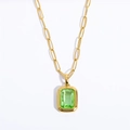 Détail d'un pendentif en zircon vert émeraude avec une chaîne trombone plaqué or 18k - Vert