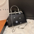 Elegante schwarze Handtasche mit Blumenstickerei, Silbergriff und Kettenriemen - Schwarz