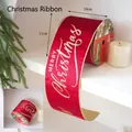 Détail macro du ruban de Noël en velours rouge avec lettrage doré Merry Christmas - 10cm Velours Bicolore Joyeux Noël 6 Yards