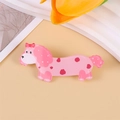 Lindo broche de acrílico de perro salchicha rosa con puntos rojos y detalle de lazo - Perro rosa con lunares