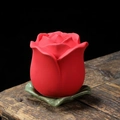 Mini contenitore da tè in ceramica a forma di bocciolo di rosa rossa su tavolo rustico - Rosa