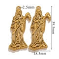 Detalle del colgante Santa Muerte chapado en oro con guadaña y dimensiones - Dorado-39.5mm