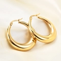 Boucles d'oreilles créoles épaisses plaquées or 18 carats sur un tissu en soie blanche - Boucles d'Oreilles Goutte Polies