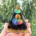 Pyramide en résine avec oeil de tigre, cristaux noirs et feuille d'or à la main - Style 57