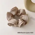 Champagnegouden zijden scrunchie van 14cm diameter met glanzende geplooide textuur - Abrikoos